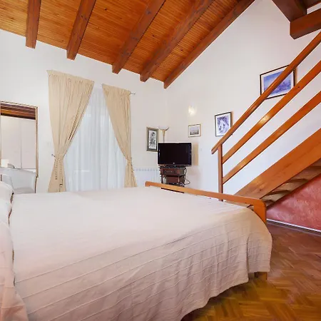 Hundefreundliches Studio-apartment Mit Pool, Babybett, Grill, Parkplatz Rovinj